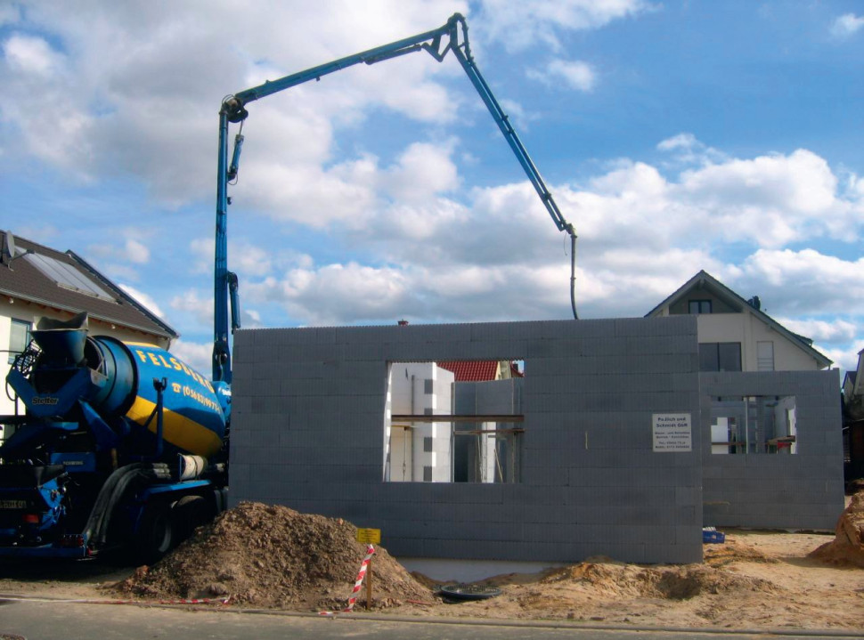 Stawianie ścian domu w technologii IZODOM