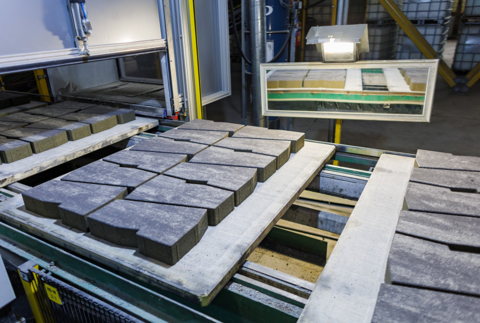 Produkcja kostki brukowej Senso Eco w Gdyńskiej fabryce Semmelrock