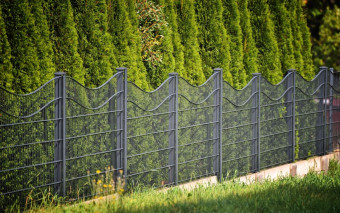 Podmurówka pod ogrodzenie panelowe - zalety i wady. Czy warto ją montować?