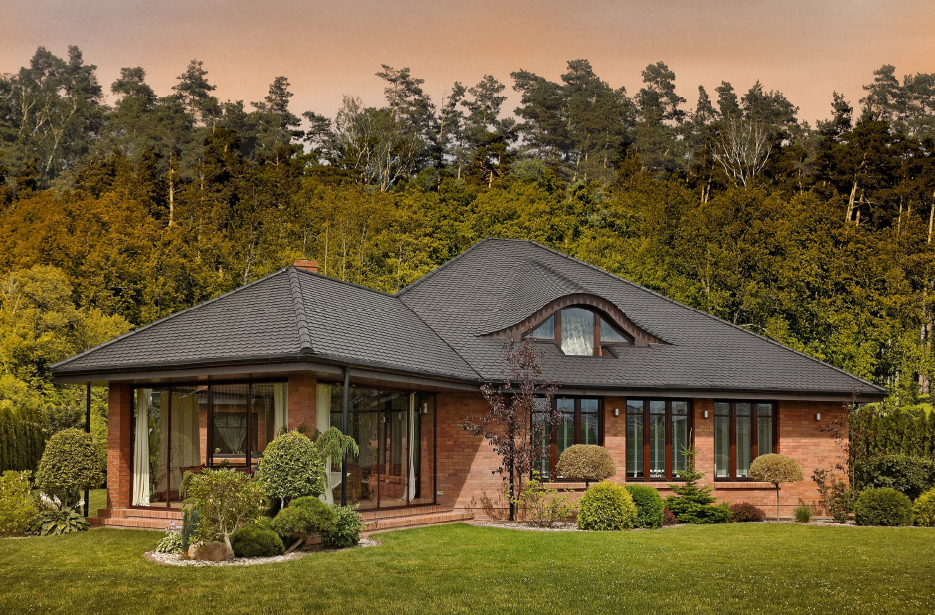 Dachówka ceramiczna Braas Opal, kolor antracytowy.