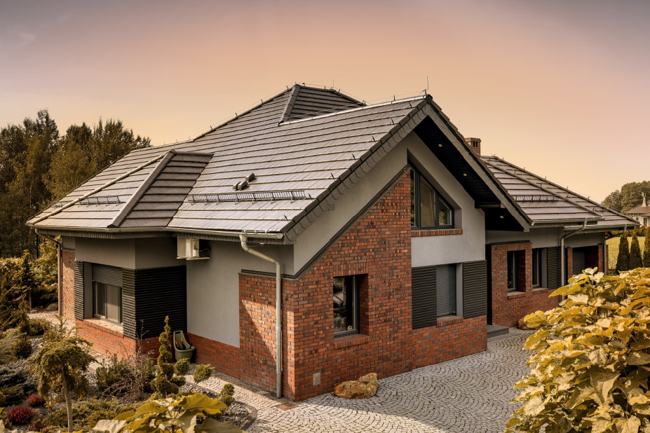 Dachówka ceramiczna Braas Turmalin, kolor antracytowy.