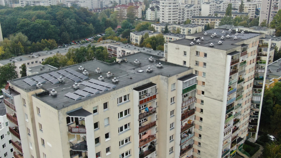 Instalacja fotowoltaiczna na budynku wielorodzinnym w Warszawie. fot. OzeBUD