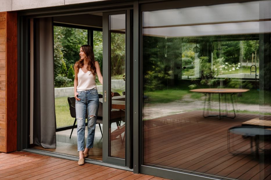 Drzwi tarasowe łączą dom z ogrodem w najbardziej komfortowy sposób.