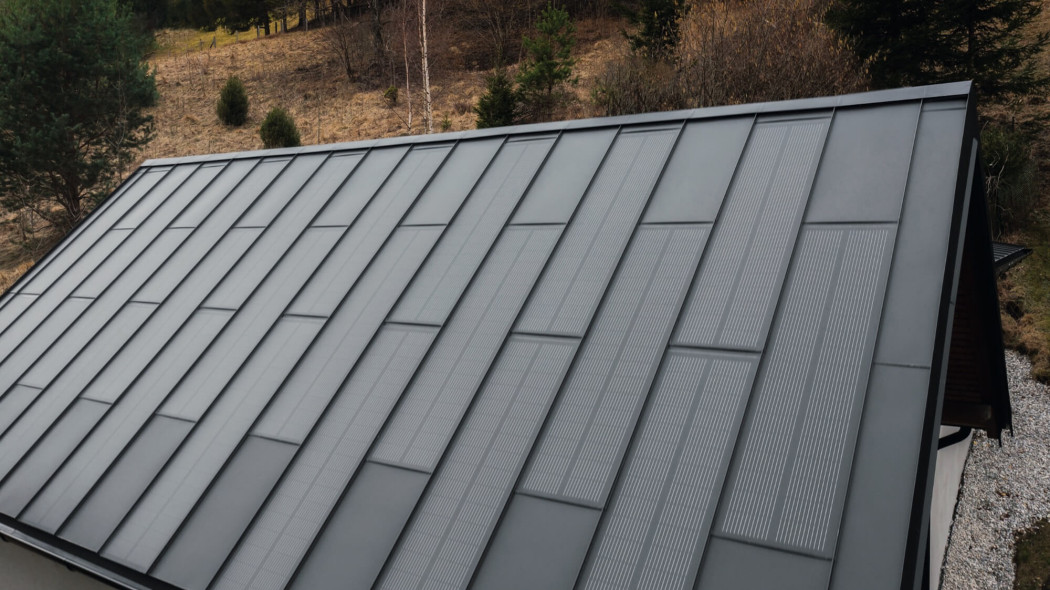 Czy dach solarny się opłaca i jak działa? Trzy sposoby na nowoczesne dachy solarne
