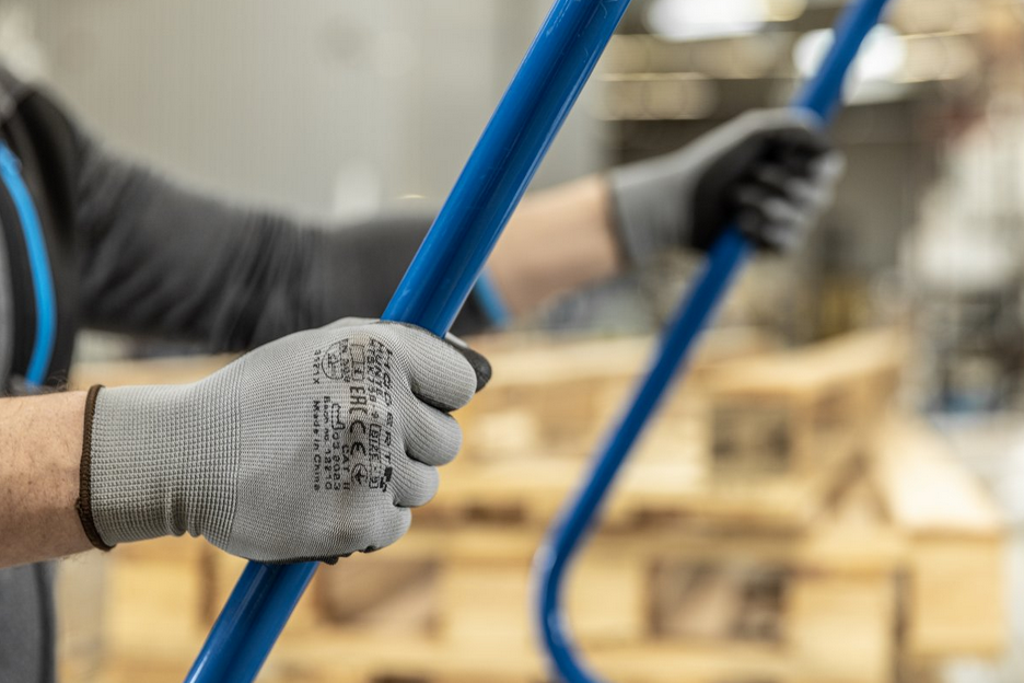 Rękawice powlekane poliuretanem chronią dłonie przed zagrożeniami występującymi w środowisku pracy.