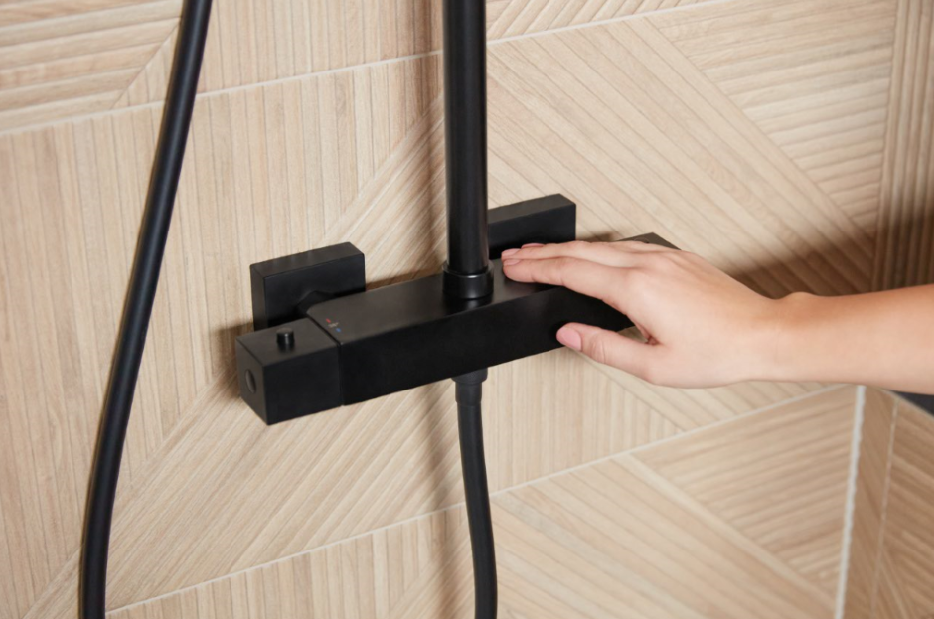 Kubiczny kształt baterii termostatycznej w deszczowni Logon