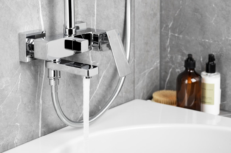 Składana wylewka wannowa w deszczowni Logon to świetne rozwiązanie do małych łazienek