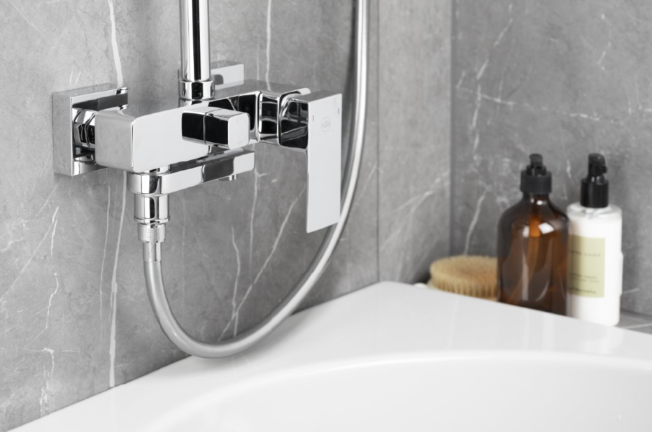 Składana wylewka wannowa w deszczowni Logon to świetne rozwiązanie do małych łazienek