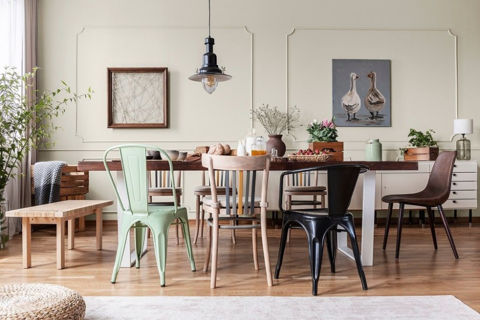 Jadalnia w pastelowych kolorach: Subtelna sztukateria, stylowe ramki, farba Śnieżka Barwy Natury w kolorze 147 Dzika Orchidea.