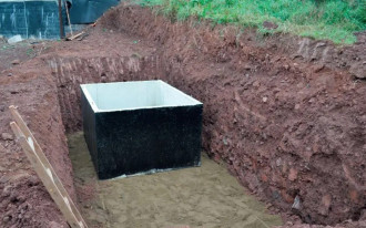 Szambo na działce - przepisy i lokalizacja. Gdzie je umieścić, żeby nie mieć kłopotów?