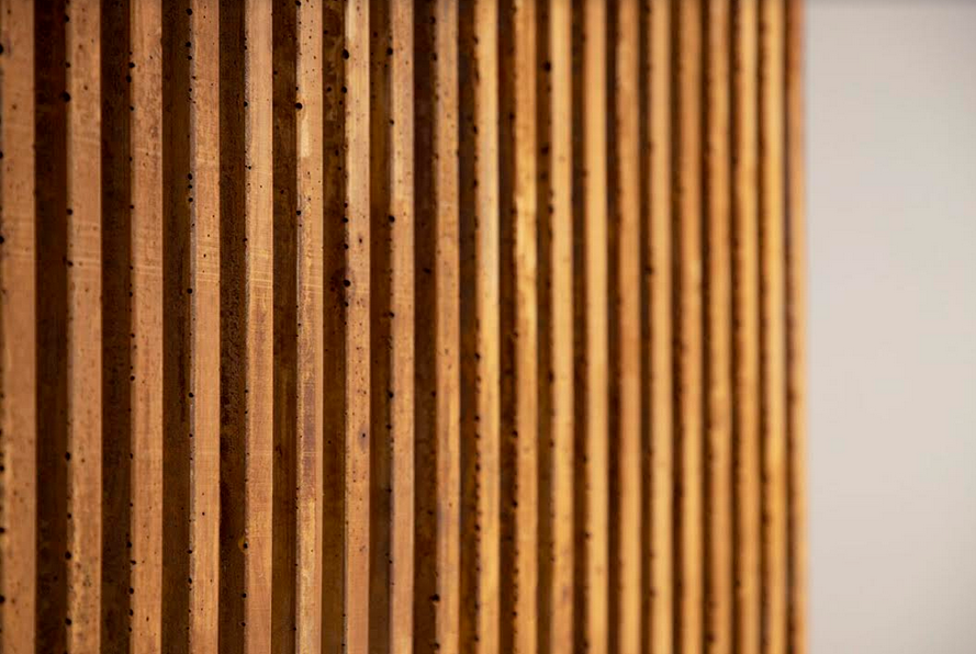 Luxum, beton ryflowany kolorystyka corten.