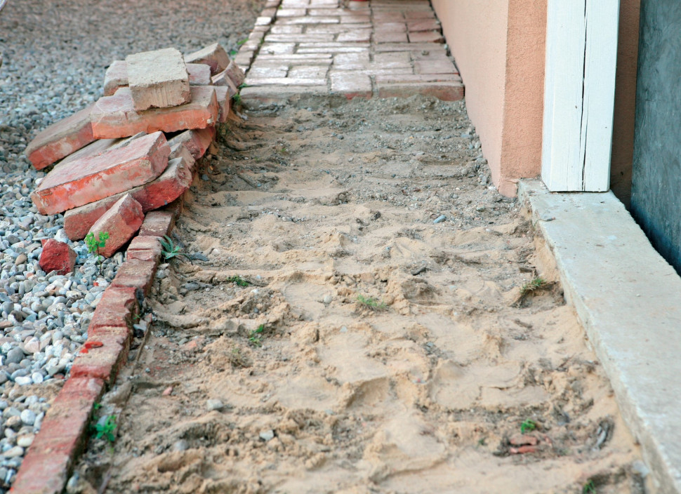 1. Z chodnika usuń kostkę i piasek.