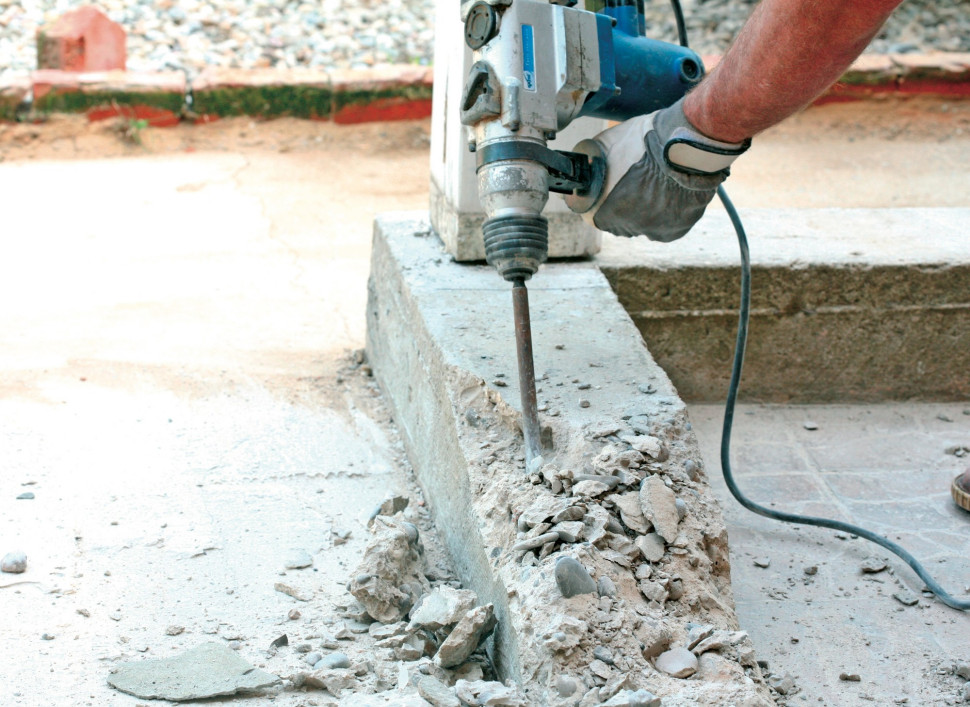 3. W celu powiększenia tarasu rozbij murek betonowy. Możesz zachować stare elementy, jeśli planujesz je wykorzystać.