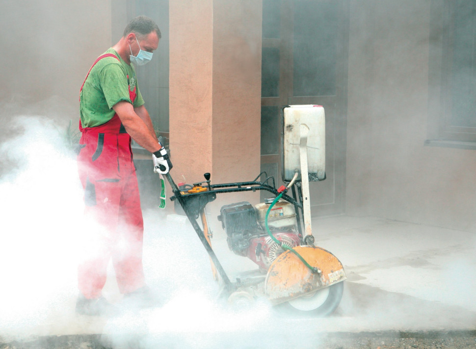5. Używając piły, natnij w betonie rowki o głębokości około 6 cm. Im gęściej je wykonasz, tym łatwiej będzie rozbić beton.
