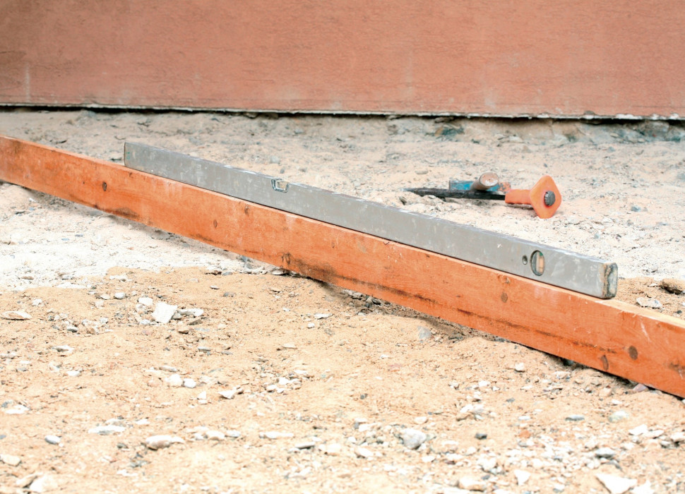 7. Użyj poziomicy, aby sprawdzić nachylenie tarasu. Spad powinien być skierowany od elewacji, aby woda podczas opadów nie podciekała pod ściany budynku.