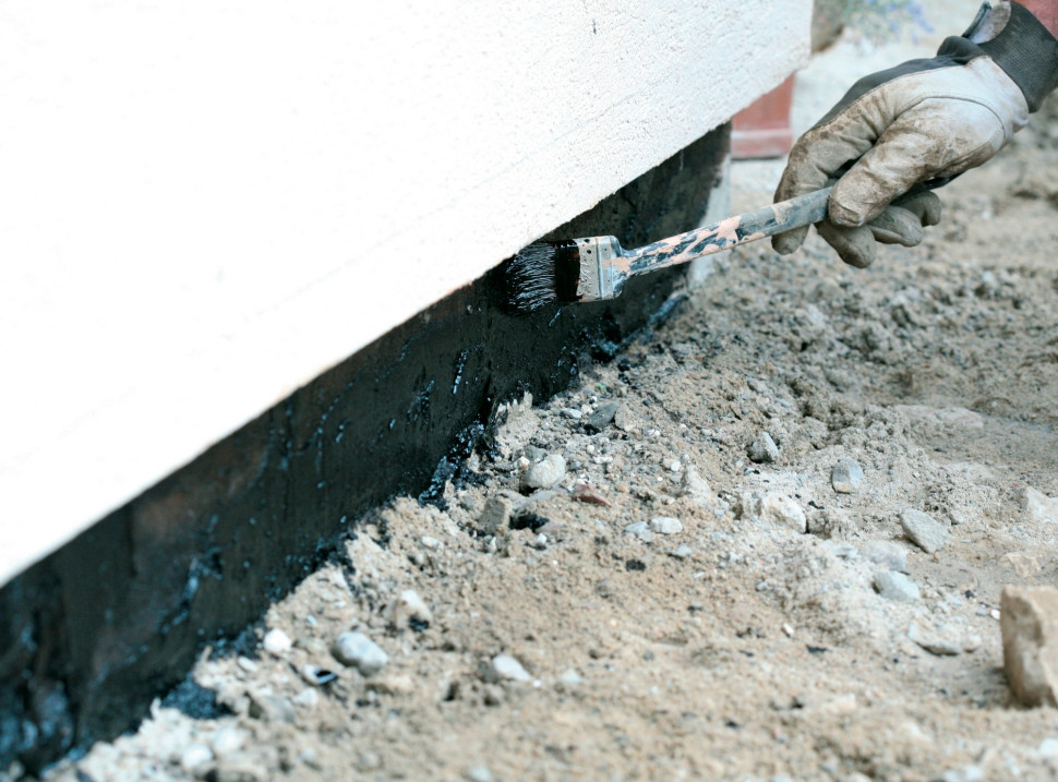 8. Zabezpiecz fundamenty budynku ciekłą hydroizolacją. Po zakończeniu prac zostaną one zasłonięte nawierzchnią.