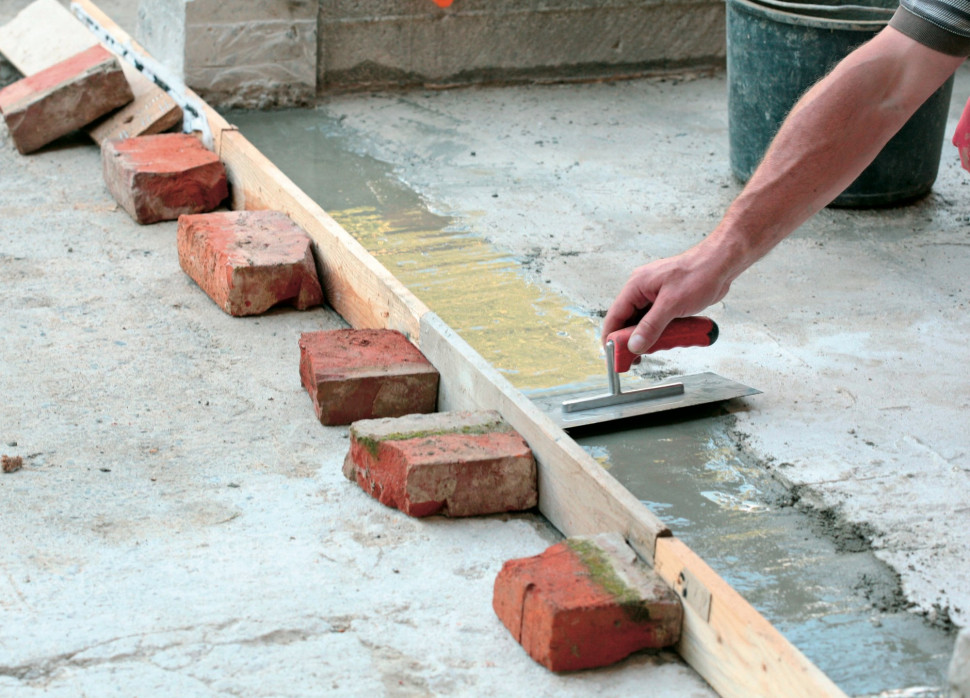 9. Jeśli część tarasu ma być podwyższona, w miejscu wycięcia kawałka murka wylej schodek z betonu.