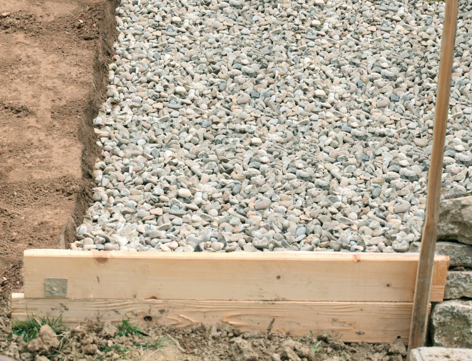 1. W ławie wykonaj podsypkę ze żwiru o wysokości około 20 cm.