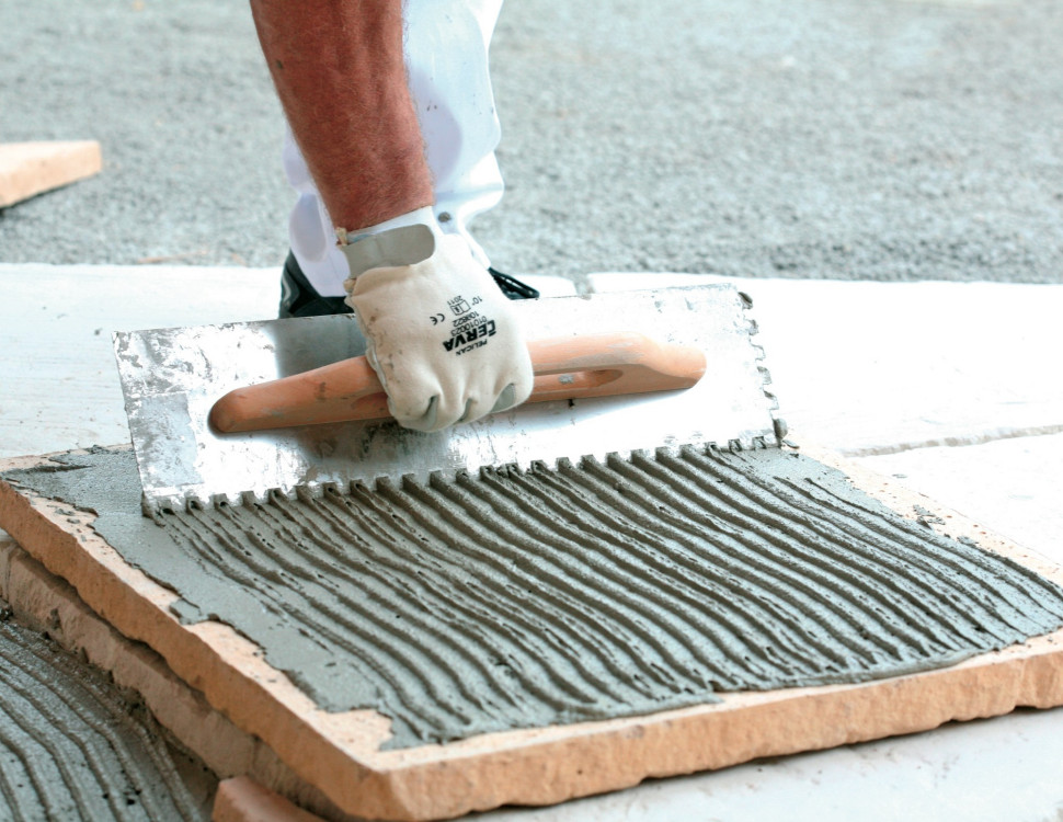 4. Nałóż zaprawę na podłoże za pomocą pacy z blachy nierdzewnej, a następnie rozgarniaj ją pacą ze średnio dużymi zębami (wielkość 10-12 mm).