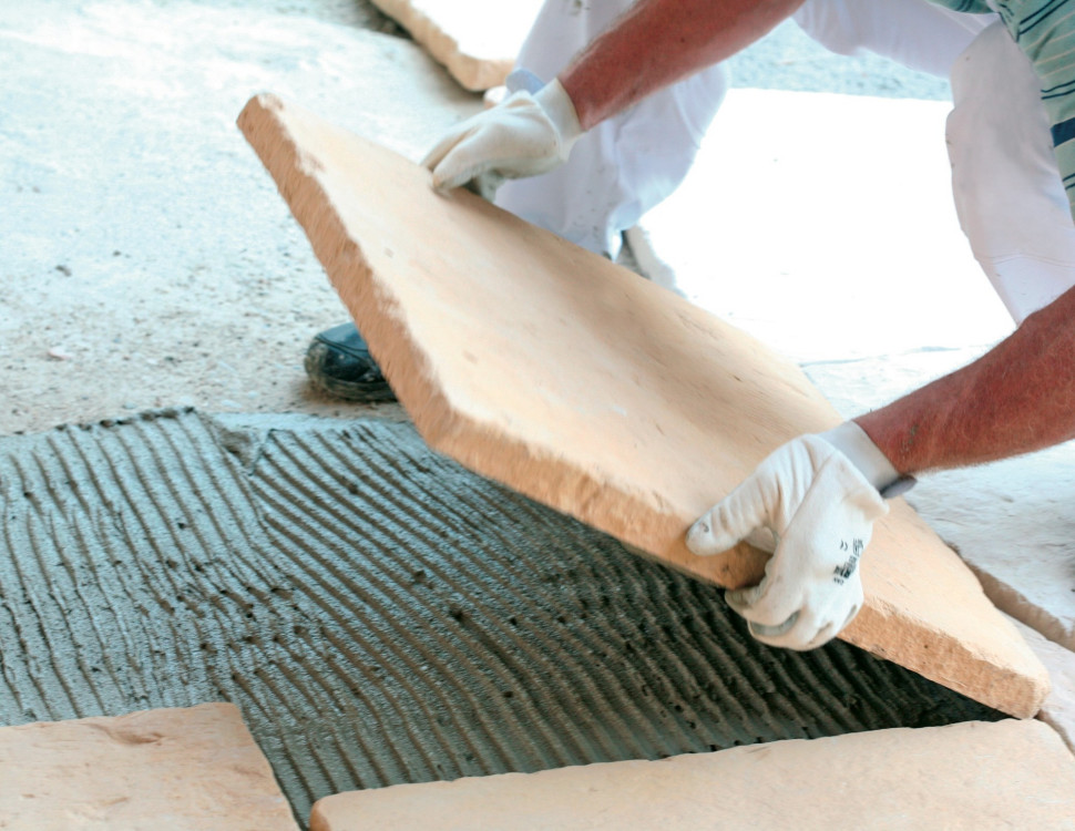 5. W ten sam sposób nałóż zaprawę na spodnią część płyty i dociśnij płytę do podłoża.