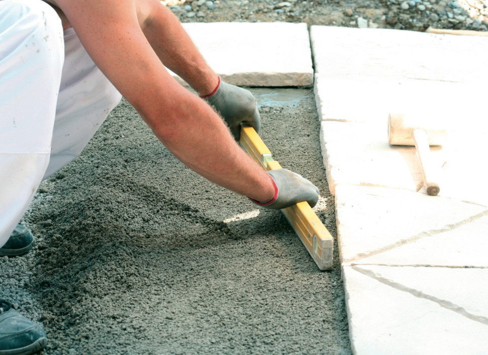 37. Zaprawę drenażową nanosi się na podłoże, wyrównuje używając łaty i zagęszcza przez ubijanie. Warstwa zaprawy powinna mieć grubość 3-6 cm.