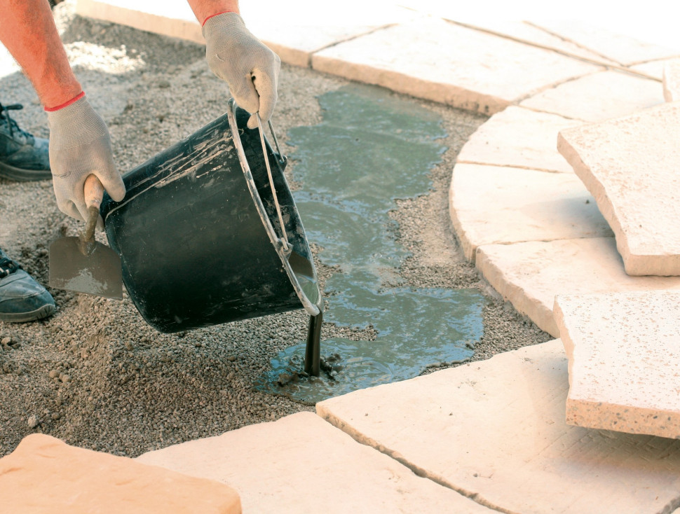 38. Na mokrą zaprawę wylewamy rzadki cement wymieszany z wodą.