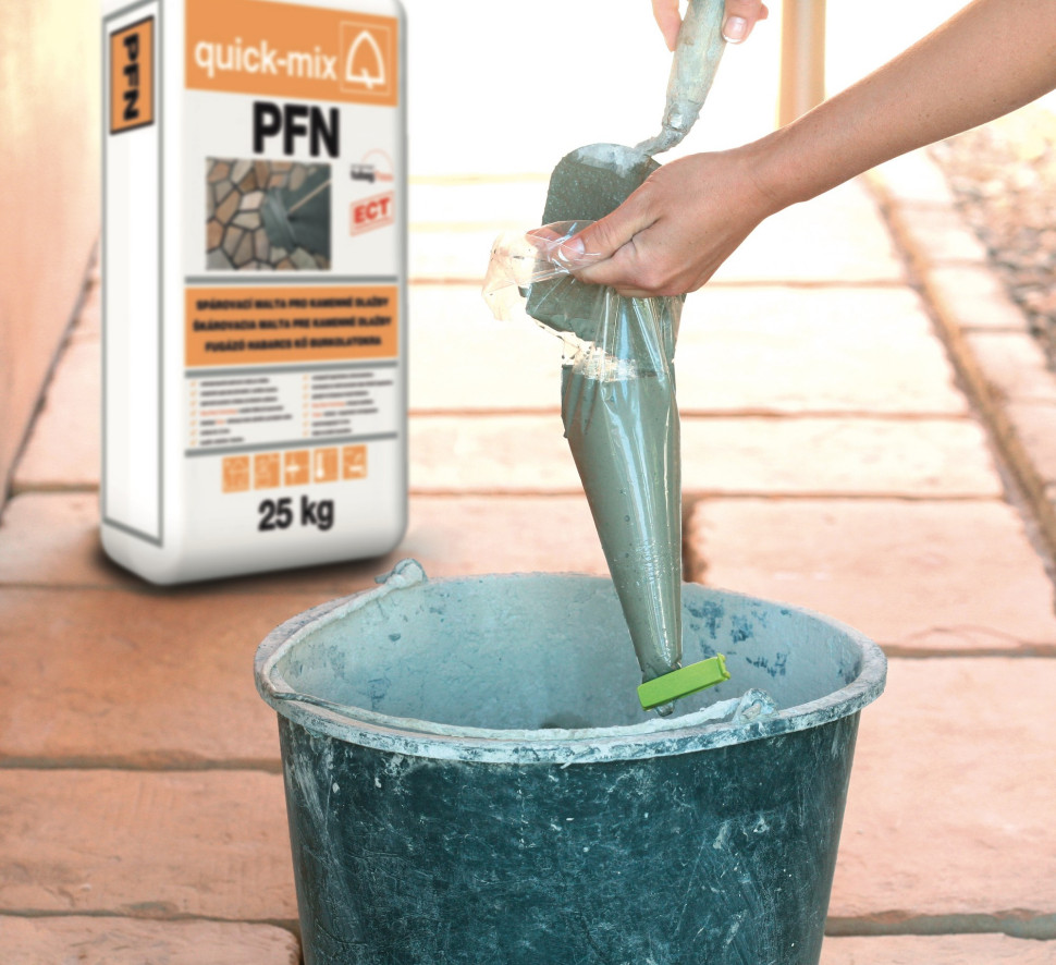 Wypełnij woreczek do fugowania zaprawą i zabezpiecz go zatyczką, aby zapobiec wyciekowi zaprawy. Kolejno wprowadzaj spoinę do szczelin. Po stężeniu zaprawy, za pomocą wilgotnej gąbki lub ściereczki, oczyść krawędzie płyt.