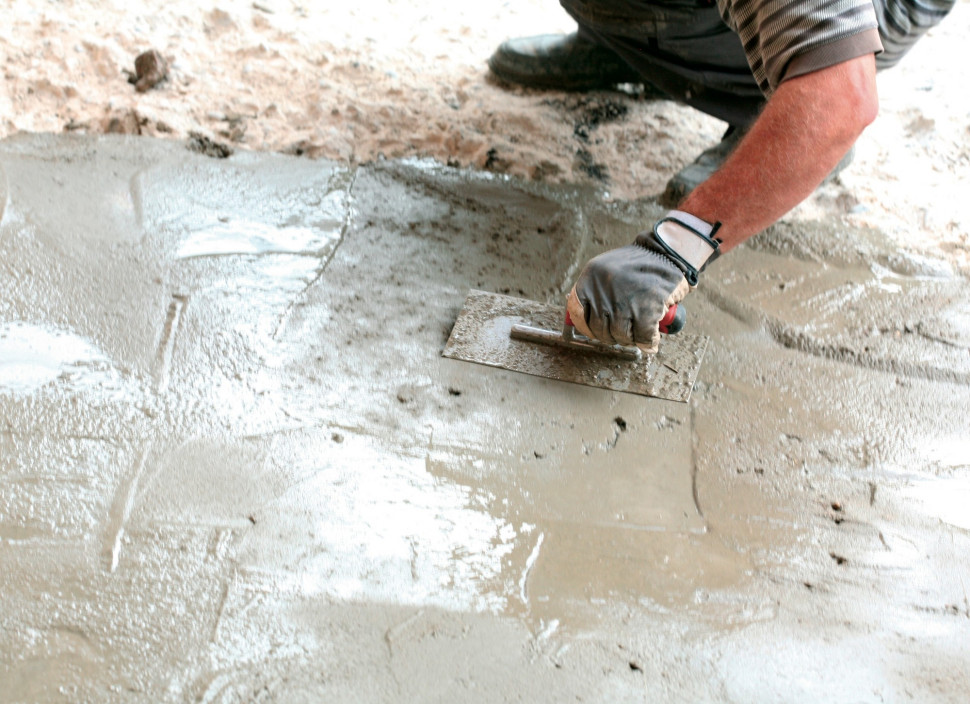 10. Aby taras był na jednej płaszczyźnie, wykonaj wylewkę betonową na części, z której został usunięty stary beton.