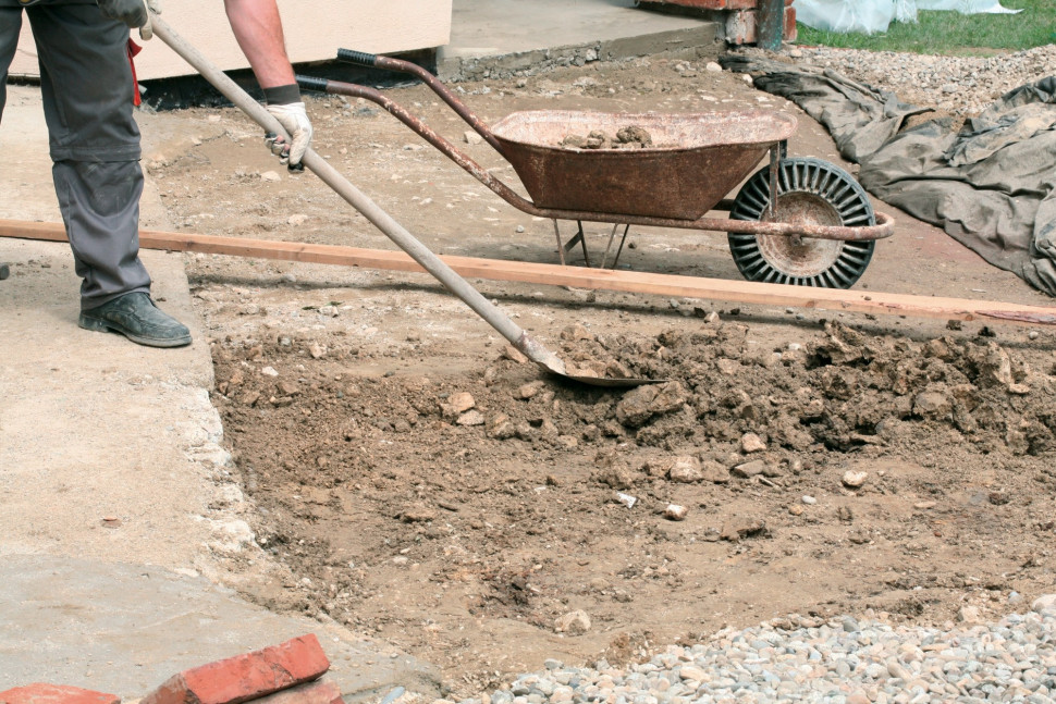 12. W przypadku braku planów powiększenia tarasu, niezbędne jest pogłębienie niewybetonowanej wcześniej części o około 30 cm. Pozwoli to na stworzenie odpowiedniej przestrzeni na wylanie betonu drenażowego oraz zaprawy drenażowej.