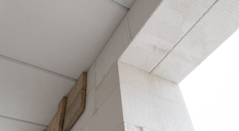 Nadproża YN charakteryzują się bardzo dobrą izolacyjnością termiczną i po ułożeniu na ścianach nie wymagają dodatkowego ocieplenia