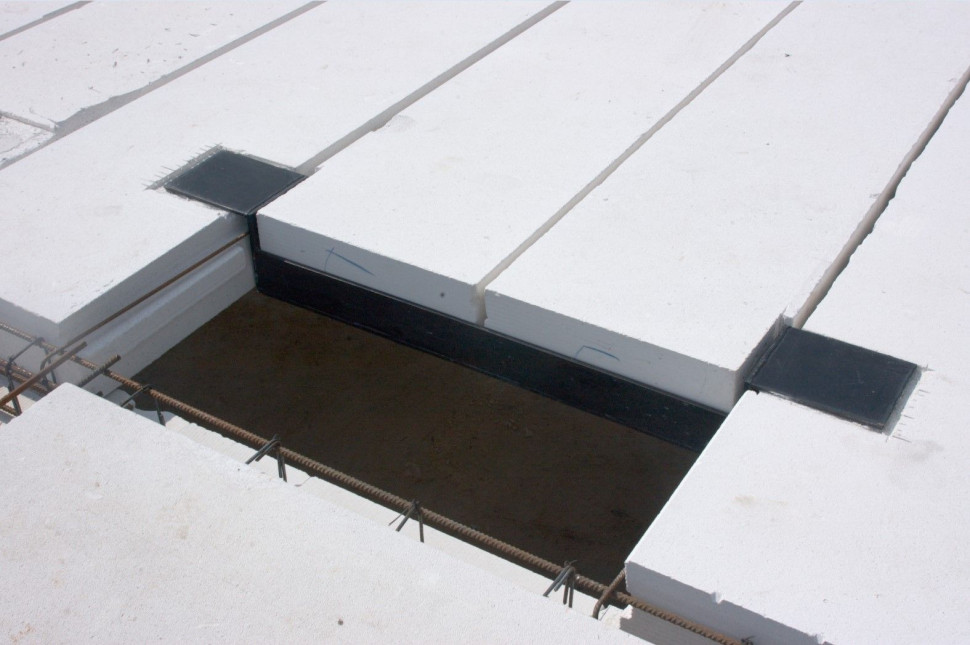 Przy mniejszym otworze (np. na komin), płyty stropowe Ytong można oprzeć na stalowym wymianie