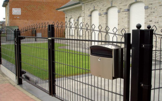 Brama przesuwna czy rozwierna? Wybierz najlepszy typ bramy