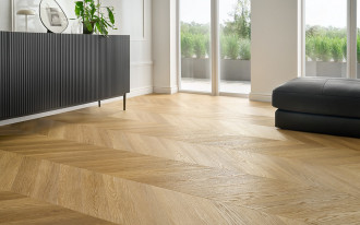 Panele winylowe z rdzeniem mineralnym we francuską jodełkę, które ułożysz w weekend