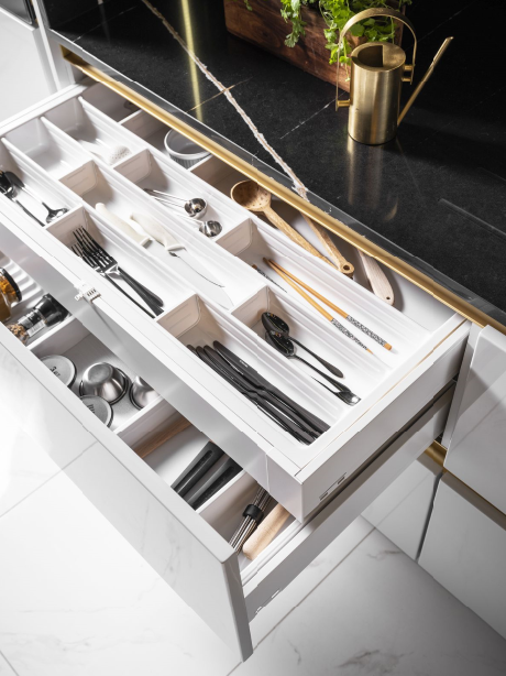 Organizacji szuflad zapewniają przejrzystość przechowywania.