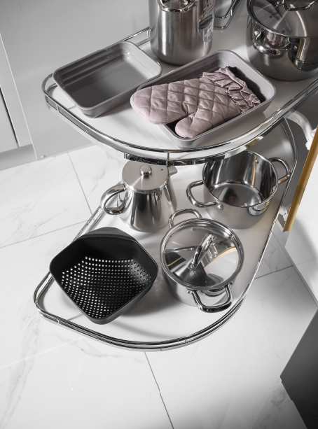 Eleganckie rozwiązanie, łączy funkcje obrotu i wysuwu półek na zewnątrz.