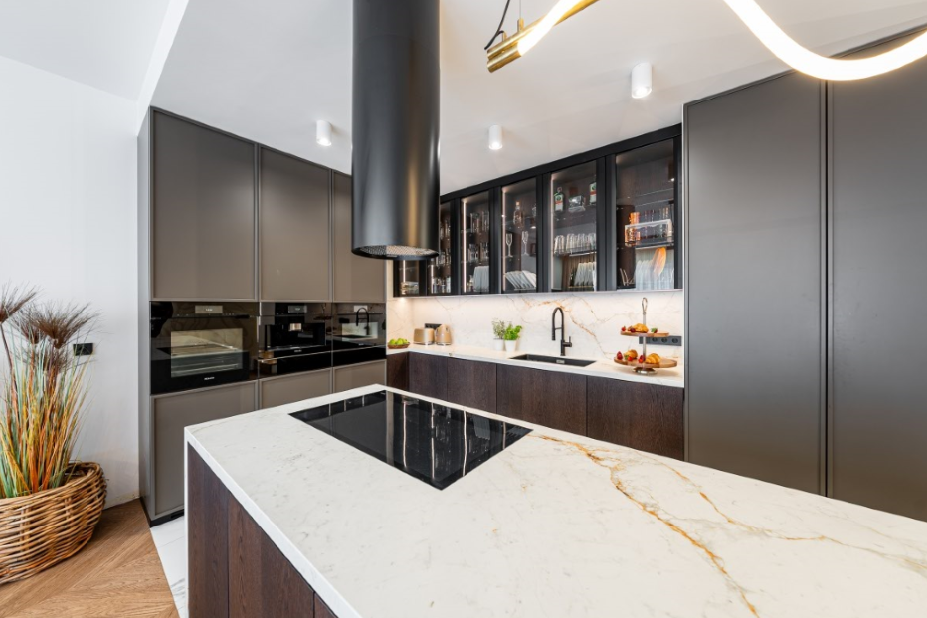 Nowoczesna kuchnia: matowe fronty, szkło i luksusowe wyposażenie