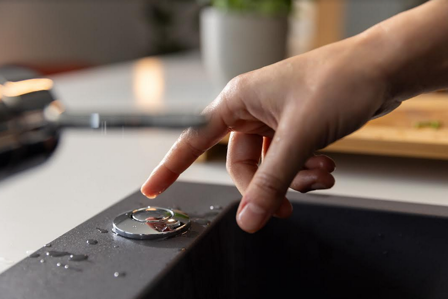 Obsługa młynka jest niezwykle prosta i intuicyjna. Włącznik umieszczono w wygodnym miejscu na zlewozmywaku lub blacie, zapewniając łatwy dostęp i komfortową obsługę.