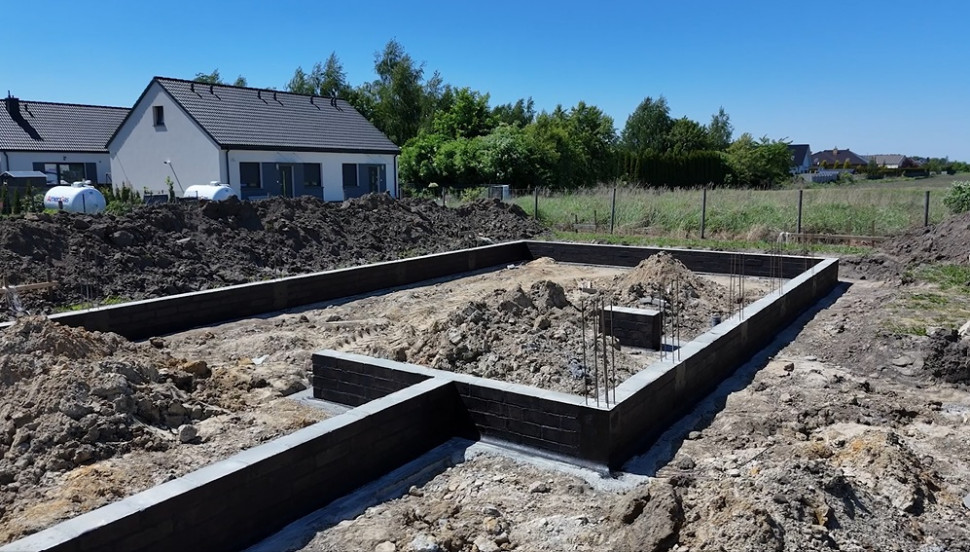 Zaizolowane fundamenty domu niepodpiwniczonego. Fot. Ultrament 