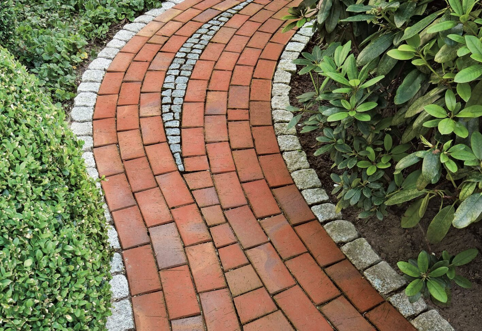 ścieżka w ogrodzie z kostki klinkierowej