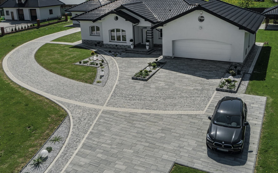 ścieżki i podjazd z kostki