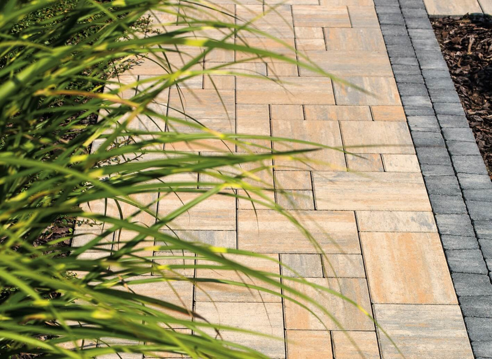 ścieżka w ogrodzie z bruku