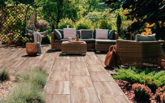 Jak skutecznie odprowadzać wodę z kostki brukowej?