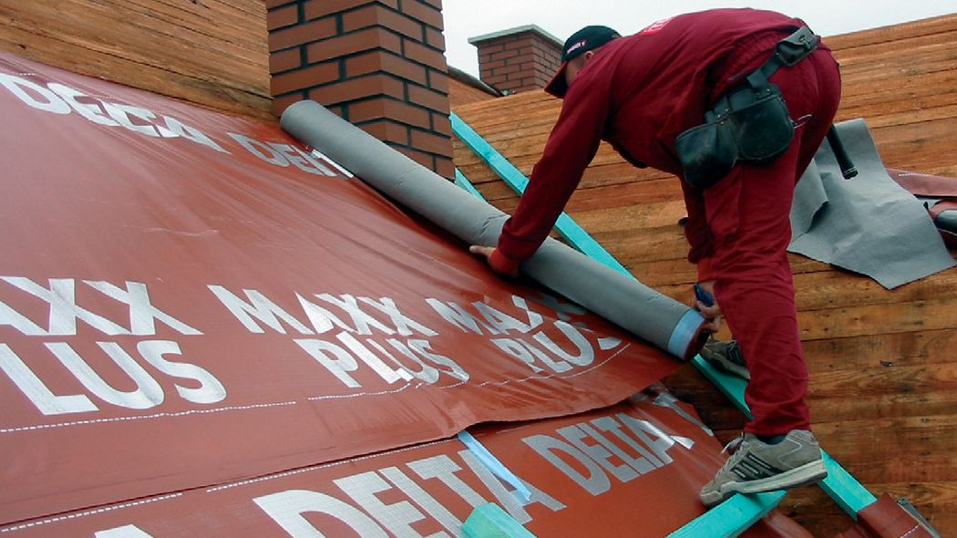 Jak wybrać folie dachowe na dachy skośne?