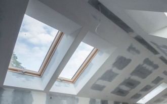 Jakie przesłony przeciwsłoneczne warto zaplanować na etapie wyboru okien dachowych?