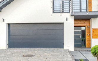 O czym należy pamiętać wybierając bramę do garażu w bryle domu?