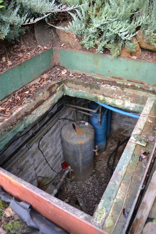 Stacja do uzdatniania wody ze studni (do podlewania ogrodu) znajduje się w ziemnej piwniczce. Przy zbiorniku hydroforowym ustawiono kolumny do odżelaziania i odmanganiania wody