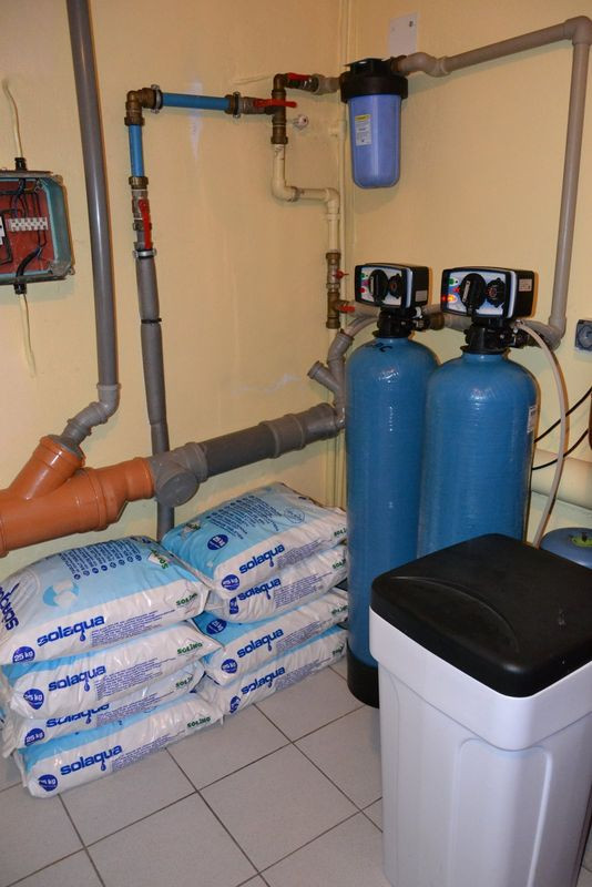 Stacja uzdatniania wody wodociągowej w ogrzewanej piwnicy budynku mieszkalnego