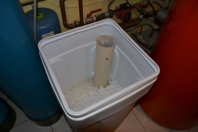 Zmiękczanie wody następuje w dwuelementowym urządzeniu