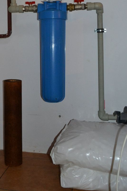 W ogrzewanej piwnicy jest miejsce do magazynowania soli w workach, a dostęp do stacji filtrów jest łatwy