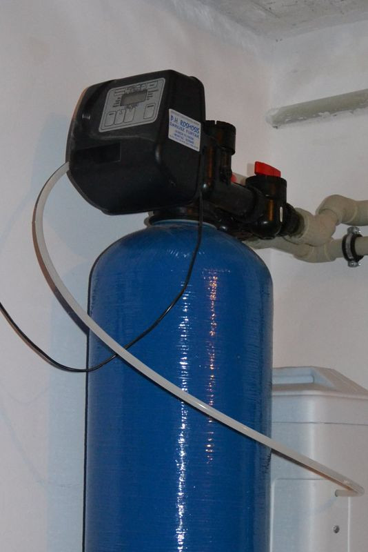 Głowica sterująca na kolumnie filtrującej podłączona jest do prądu